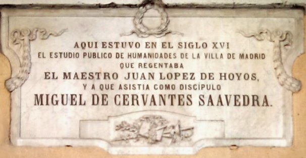 Placa conmemorativa en la calle de la Villa, en Madrid