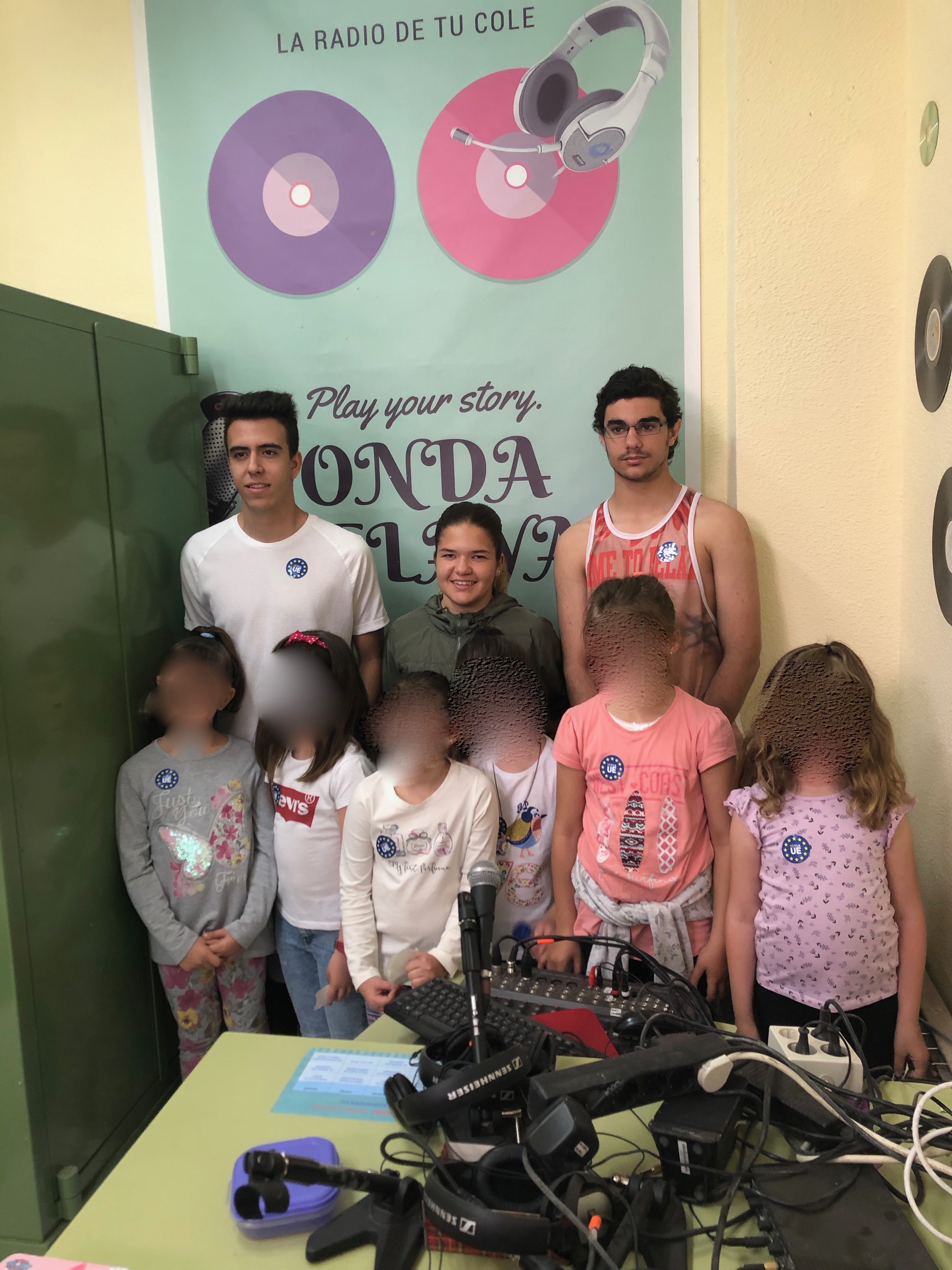 Nuestros embajadores junior después de ser entrevistados por las locutoras del Onda Celaya.