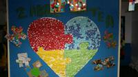 Mural de corazón repleto de piezas de puzzle.