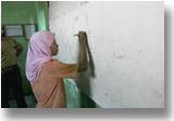 Chica resolviendo problemas en la escuela musulmana de Pasar Ikan, Yakarta, Indonesia