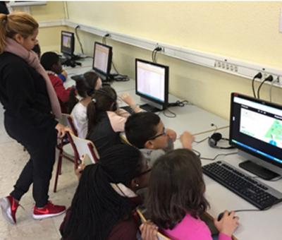 Alumnos realizando una actividad con ordenadores
