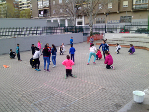 Juegos en el patio con el auxiliar