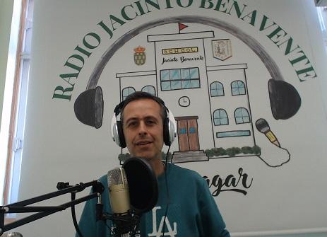 Retrato grande de Pedro J. en radio escolar
