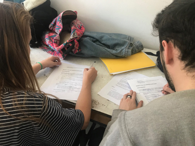 Estudiantes escribiendo